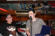 ENTREGA PREMIO ENBLANCO. RECOGIO EL PREMIO EN SU NOMBRE, PEDRO.  FOTO: ROCKCULTURA WEB SITE