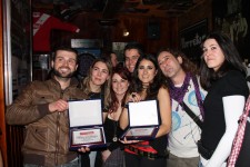 DULCE NEUS CELEBRA SUS PREMIOS CON FANS.  FOTO: ROCKCULTURA WEB SITE