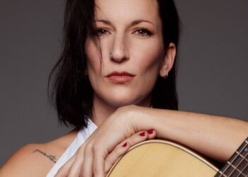 NEUS FERRI LANZA SU NUEVO SINGLE DE ADELANTO «FUERA»