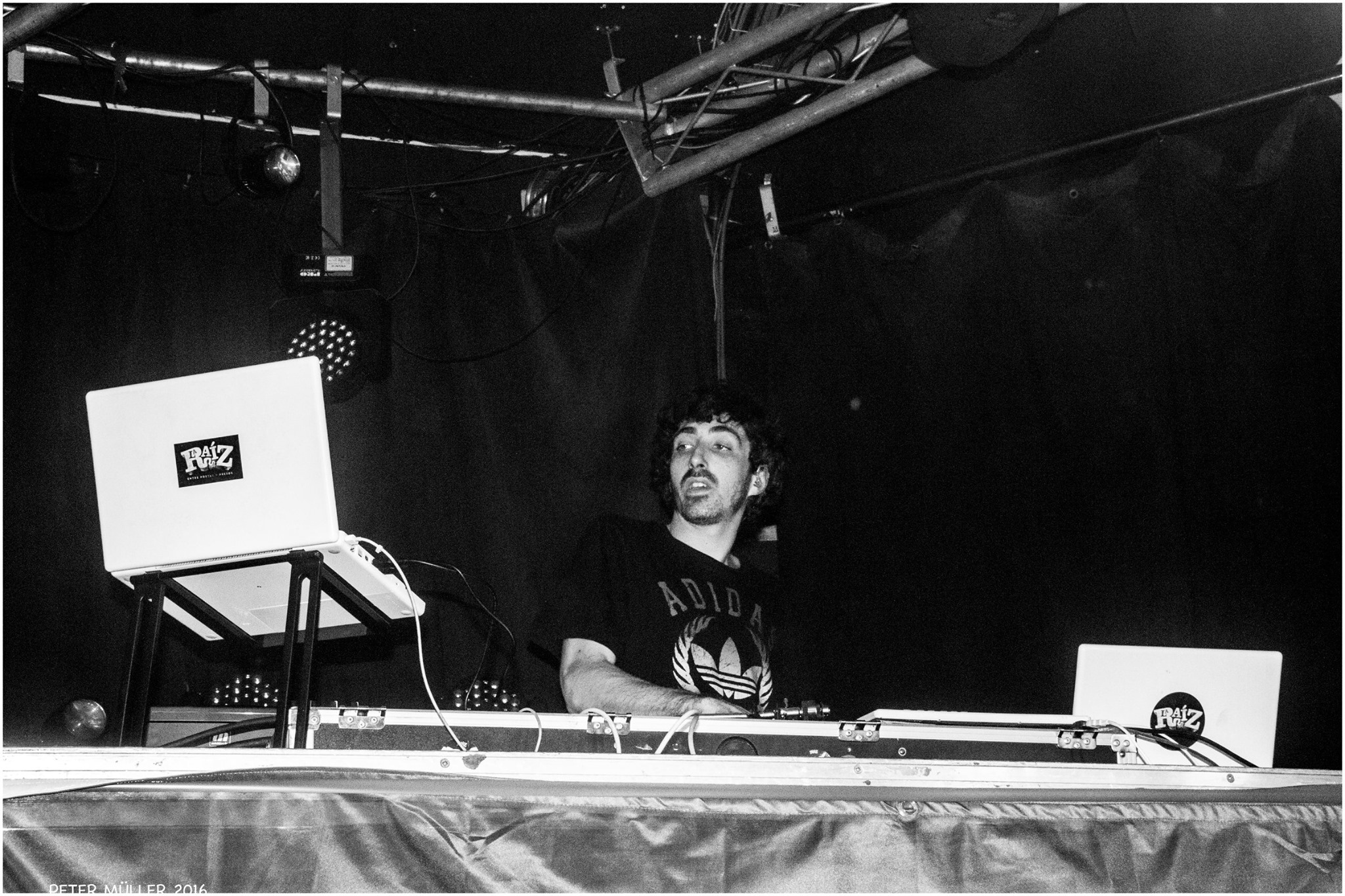 LA RAÍZ + AUXILI. SALA PENÉLOPE. MADRID