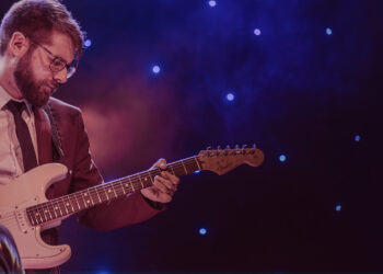 CARLOS ÁLVAREZ NOS PRESENTA SU NUEVO VIDEOCLIP «ES JUSTO AHÍ»