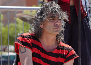 KIKE BABAS + 13 BATS ESTRENAN EL SINGLE «ÁMAME, SOY NEOLIBERAL»