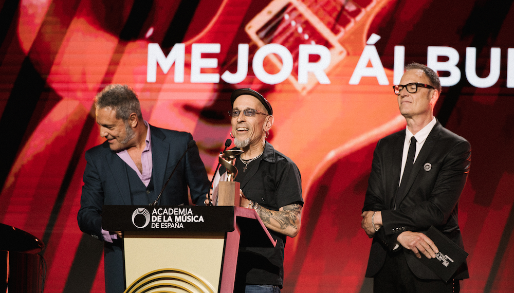 FITO & FITIPALDIS RECIBEN EL PREMIO AL MEJOR ALBÚM EN LOS PREMIOS DE LA ACADEMIA DE LA MÚSICA