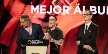 FITO & FITIPALDIS RECIBEN EL PREMIO AL MEJOR ALBÚM EN LOS PREMIOS DE LA ACADEMIA DE LA MÚSICA