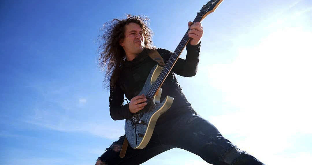 ROBERT RODRIGO ESTRENA «TAKE ME HARD»: ROCK DURO Y UN GRAN DESPLIEGUE VISUAL EN SU NUEVO VIDEOCLIP